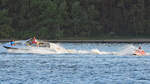 Motorboot auf der Trave unweit Lübeck-Schlutup.