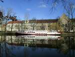 Das FGS  KREUZ AS  (05600430 , 39,80 x 5,65m)  lag am 10.02.2024 an seinem Stammplatz auf der  SPREE . Im Hintergrund das Landgericht Berlin II. 