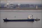 Die 2000 gebaute LUNAMAR (IMO 9194048, frherer Name: SCHELDEDIEP) in Begleitung des Lotsenbootes KAPITN STOEWAHSE. Sie ist fast 99 m lang und 14 m breit, die GT betrgt 3170. Heimathafen ist Groningen (Niederlande). Aufgenommen am 27.12.2008 auf der Weser.