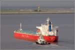 Die 2004 gebaute NAVIOS HYPERION (IMO 9260627) am 14.08.2009 Weser aufwrts fahrend. Sie ist 225 m lang, 32 m breit und hat eine GT von 38871. Sie fhrt unter der Flagge von Panama. Ihr folgt der Schlepper EMS (IMO 9323168) der URAG.