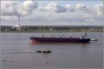 Die GOLDEN WISH (IMO 9146962) am 18.10.2009 Hhe Bremerhaven Weser aufwrts fahrend. Hinter ihr ist die WESERLOTSE zu sehen, ihr begegnet der Schlepper ROTESAND.