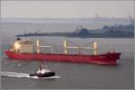 Die 1997 gebaute FEDERAL MAAS (IMO 9118135) am 11.06.2011 Weser abwrts fahrend. Dieser Bulker ist 200 m lang, 24 m breit, hat eine GT von 20.837 und eine DWT von 34.372 t. Heimathafen ist Bridgetown (Barbados). Auf gleicher Hhe fhrt der Schlepper BUGSIER 3 (IMO 9350135). 