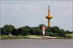 Das neue Unterfeuer Sandstedt wurde 1981 errichtet. Der Turm ist 17 m hoch und steht ca. 400 m vom Oberfeuer entfernt. Dahinter steht der gelbe Radarturm fr die Weserschifffahrt. 30.06.2012