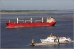 Die 1999 gebaute FEDERAL OSHIMA (IMO 9200330) fährt am 01.07.2015 Höhe Bremerhaven Weser aufwärts. Sie ist 200 m lang und 23,76 m breit, hat eine GT/BRZ von 20.659 und eine DWT von 36.563 t. Heimathafen ist Hong Kong.