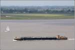 Die PIZ BEVER am 19.05.2007 Weser aufwrts fahrend. Sie ist 86 m lang, 10,5 m breit, hat einen Tiefgang von 2,87 m und eine Tragfhigkeit von 1560 t.
