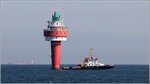 Seit 1964 ist der Leuchtturm Alte Weser in der Außenweser in Betrieb. Auf dem Foto ist auch das gleichnamige Schiff ALTE WESER (IMO 9502233) des WSA Bremerhaven zu sehen, das zu Wartungsarbeiten dort liegt. 31.08.2016