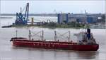 Die 2009 gebaute NAVIOS CELESTIAL (IMO 9496226) fährt am 15.06.2018 Höhe Bremerhaven weseraufwärts. Dieser Bulker ist 189,99 m lang und 32,26 m breit, hat eine GT/BRZ von 32.343 und eine DWT von 58.063 t. Heimathafen ist Panama (Panama).