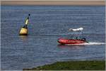 Die westliche Untiefentonne (Kardinaltonne) Bu 110 warnt die Schifffahrt vor der am unteren Bildrand zu sehenden Buhne 110 der Weser. Die Schraube des flach gehenden Schlauchbootes taucht allerdings nicht so tief ins Wasser, dass eine Grundberührung zu befürchten wäre. 20.05.2018