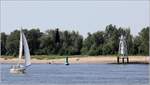 Die warme Maisonne lockt an und auf die Weser. Mit im Bild das weiße Unterfeuer Hohenzollern, das schwarze Oberfeuer Stempelsand und die grüne Steuerbordtonne 105. 20.05.2018