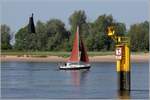 Das Oberfeuer Stempelsand an der Unterweser wird von einem Segelboot passiert. 20.05.2018