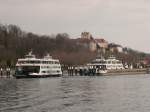 Die Fhre  Meersburg  luft den Hafen Meersburg an, whrend die Fhre  Fontainebleau  bereit zum Auslaufen ist (10.04.2010)