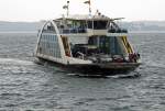 Manchmal ist der Bodensee so grau wie die Nordsee (und die Nordsee so blau wie der Bodensee): Fährschiff  Tàbor  kurz vor Meersburg. Die Seitenlinie wirkt wie eine Stahlbogenbrücke (24.09.2010) 