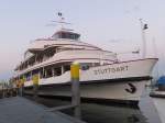 Bei dem derzeit hohen Wasserstand wirkt auch ein Bodensee-Ausflugsschiff ein bisschen wie ein Oceanliner: MS Stuttgart abends im Konstanzer Hafen (15.06.2012)