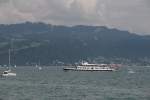 MS Zrich luft Lindau an, im Hintergrund der Pfnder und Bregenz (04.08.2012)