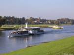 Schaufelraddampfer LEIPZIG auf der Elbe am Schloss Pillnitz in Dresden, dahinter die Fähre (11.10.2008)