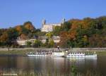 Raddampfer MEISSEN passiert zuerst die Elbschlösser (hier Schloss Albrechtsberg) und kurz danach das  Blauen Wunder  (11.10.2008)