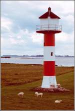 Der Turm des Unterfeuers der Richtfeuerstrecke Glckstadt ist 17 m hoch und seit 1937 in Betrieb. Im Turm ist auch ein Quermarkenfeuer installiert. Scan eines Dias vom 19.07.2004.