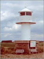 Der Turm des Leitfeuers Glckstadt ist 9 m hoch. Er ist seit 1995 in Betrieb und markiert die Zufahrt zum Hafen Glckstadt. Scan eines Dias vom 19.07.2004.