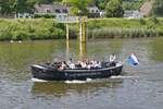 Diese Gruppe unternimmt eine Rundfahrt auf der Maas bei Maastricht, auf dem Mietboot von Maastrichtloep.NL „La Liberte“.