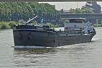 GMS Carina, ENI 02324761, L 70 m; B 8,20 m; 926 t; Flagge NL; Heimathafen Werkendam; begegnet uns bei einer Schiffsrundfahrt auf der Maas, zu Tal, in Maastricht. 06.2024