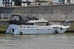 Yacht Mandraki, hat fr eine kurze Pause an der Kaimauer beim Kanal in Maastricht angelegt.