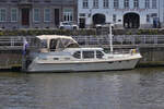 Yacht Blue Heaven, hat einen Platz an der Kaimauer auf der Maas beim Kanal in Maastricht gefunden. 06.2024