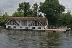 Hausboot am Ufer der Maas bei der Schleuse BOOSCHERVELD nahe Maastricht.