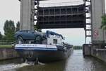 Nachdem der Wasserstand ausgeglichen ist wird das Hebetor in der Schleuse Bosscherveld hochgezogen und die GMS PRO VERITATE verlässt als erstes Schiff die Schleuse in Richtung Maastricht.