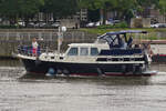 Motorboot AUSZEIT, schippert durch den Hafen in Maastricht. 07.2024