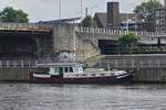 Hausboot do Borgh, hat an der Kanalmauer im Hafen von Maastricht festgemacht.