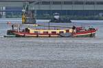 Das Hausboot HOOP DOET LEVEN hat soeben abgelegt und wendet auf der Maas in Maastricht um zu Tal ihre Reise fort zu setzen. 17.07.2024 