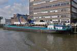 GMS LAGO 06000931; L 67m; B 8,25 m; 1128 t; wird im Hafen von Maastricht entladen.