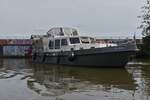 Die Jacht TAALE QUALE, liegt in der Ausweichbucht vor der Schleuse in den Alten Hafen von Maastricht und wartet darauf das ein FGS in die Schleuse einfhrt, danach darf es auch in die Schleuse