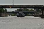 GMS PRO VERITATE ENI 06000239, fhrt durch den Kanal fr die Groen Schiffe, zwischen der Wilhelmiabrug und der Sint Servaasbrug, in Maastricht zu Berg auf der Maas. 19.07.2024