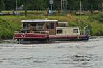 Hausboot DUKDALF; gesehen auf der Maas zu Tal nahe Maastricht.