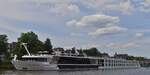 Hotelschiff THE GENTLEMAN, 02339898; L 135 m; B 11,45 m; Passagiere max 172; gesehen auf der Maas am Ufer in Maastricht.