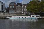 Hausboot BEL AMY liegt im Hafen von Maastricht am Kai.