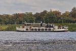 FGS JEKERVALLEI der Reederei Stiphout tours, fährt auf der Maas zu Tal an Maastricht vorbei. 04.10.2024 