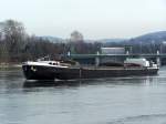 Frachtschiff auf dem Rhein bei Basel.