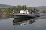  MS Schaffhausen  auf dem Rhein auf der Hhe von Eschenz TG. Die flach gebauten Schiffe der Schifffahrtsgesellschaft Untersee - Rhein befahren die Strecke Kreuzlingen - Schaffhausen. Hier darf der Hochrhein noch Fluss und muss nicht Wasserstrasse sein. (01.05.2009)