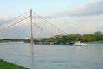 Die Evanti in Dsseldorf. Am Abend des 02.05.2008 nhert sich sich langsam der Fleher Brcke. Sie ist mit einer Ladung Kohle rheinaufwrts unterwegs. Eingesetzt wird das Schiff unter niederlndischer Flagge.