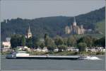 LOVE STORY auf dem Rhein. Dieses Schiff (ENI-Nummer 06002845), die frhere LOVE BOAT, wurde 1995 gebaut, ist 109,96 m lang, 11,48 m breit, hat einen Tiefgang von 3,20 m und eine Tonnage von 2789 t. Heimathafen ist Gent in Belgien. Aufgenommen am 15.08.2008 bei Bad Hnningen.
