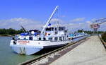TMS Antonela, im Hafen von Breisach am Rhein, L=86m, Tonnage 1664t, 1065PS, Baujahr 2014, Heimathafen Zellingen am Main, Juni 2024