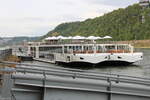 Die KGFS VIKING TIR (ENI: 07002110) und VIKING HERVOR (ENI: 07002127) liegen am 23.09.2024 nebeneinander am Anleger der VIKING River Cruises am Rheinufer in Koblenz.