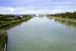 Blick von der Staustufe Vogelgrün/Elsaß rheinabwärts auf den Hafen Neubreisach (neuf-Brisach), Okt.2024