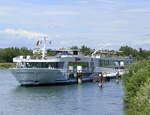 KFGS Lady Diletta, ankert in Breisach am Rhein, L=135m, 173 Passagiere, 2x1050PS, Baujahr 2020, Heimathafen Basel/CH, Aug.2024