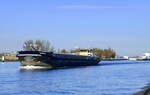 GMS Sunisha, rheinaufwärts, hat die Schleuse Rhinau verlassen, im Hintergrund noch zu sehen, L=86m, Tonnage 1637t, 1200PS, Baujahr 1962, gemeldet in Dordrecht/NL, Okt.2024