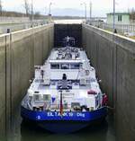 TMS Eiltank 19, rheinaufwärts, in der Schleuse Vogelgrün/Elsaß, L=105m, Tonnage 2352t, 1360PS, Baujahr 1993, gemeldet in Duisburg, Nov.2024