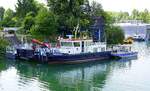 Arbeitsschiff Freiburg liegt im Hafen von Breisach am Rhein, an der Seite die Neuenburg vom WSA Freiburg, Juli 2024