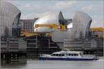 Die ca. 25 m lange STAR CLIPPER passiert am 07.06.2014 die Thames Barrier.